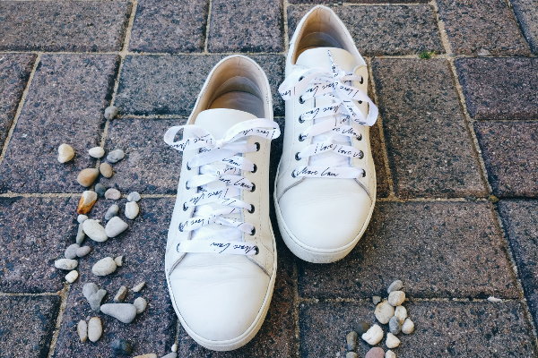 Sneakers mit ausgefallenen Schnürsenkel individuell schnüren