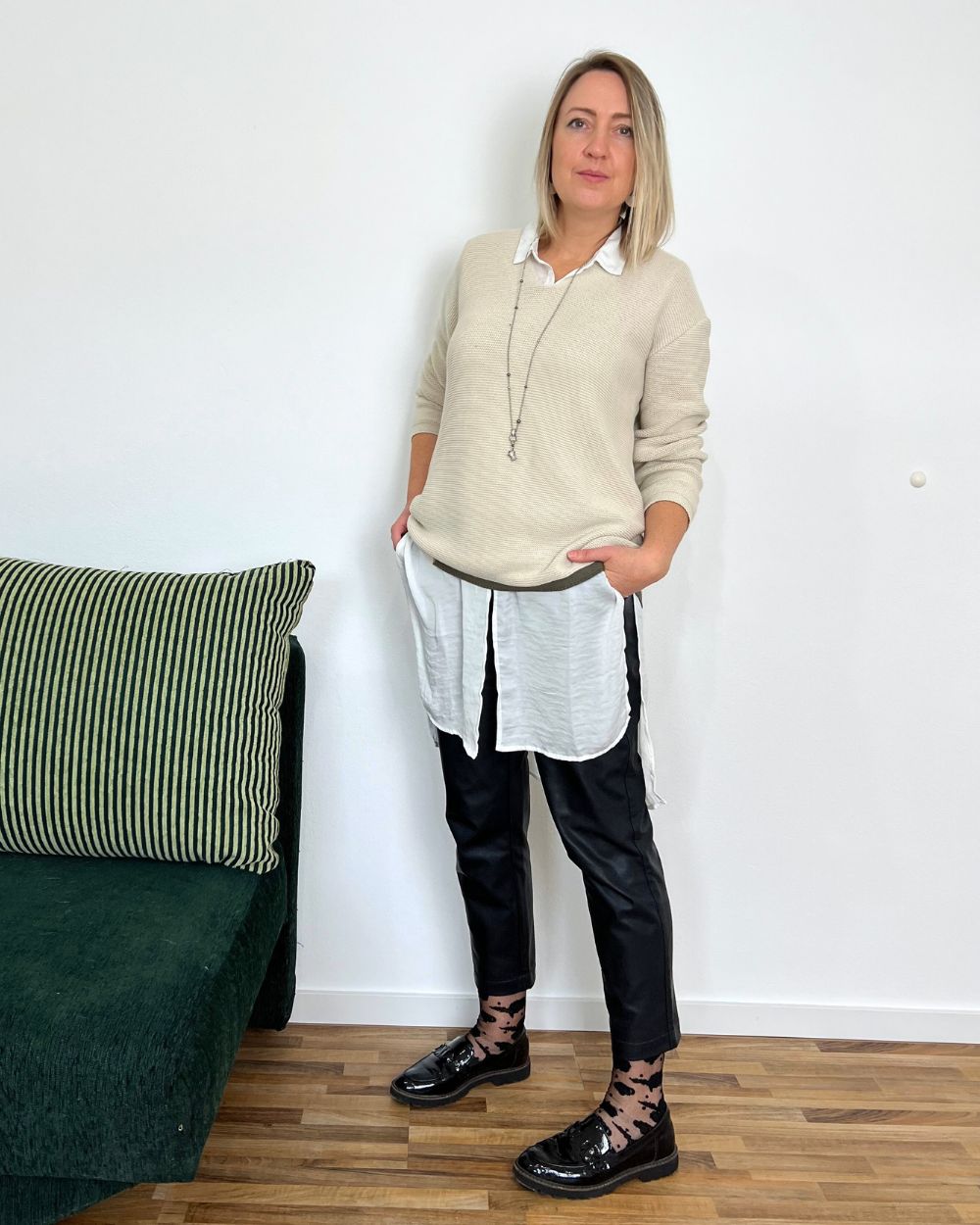 lange-bluse-unter-pullover-outfit