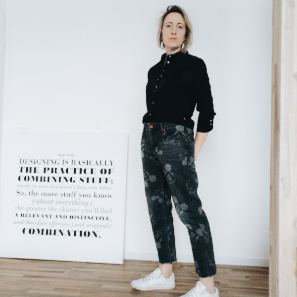 Print-Jeans mit unifarbenem Oberteil