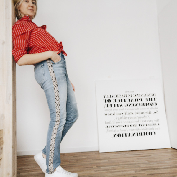 Gerade High-Waist-Jeans mit Galonstreifen