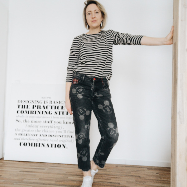 Print-Jeans mit Streifenshirt im Mustermix
