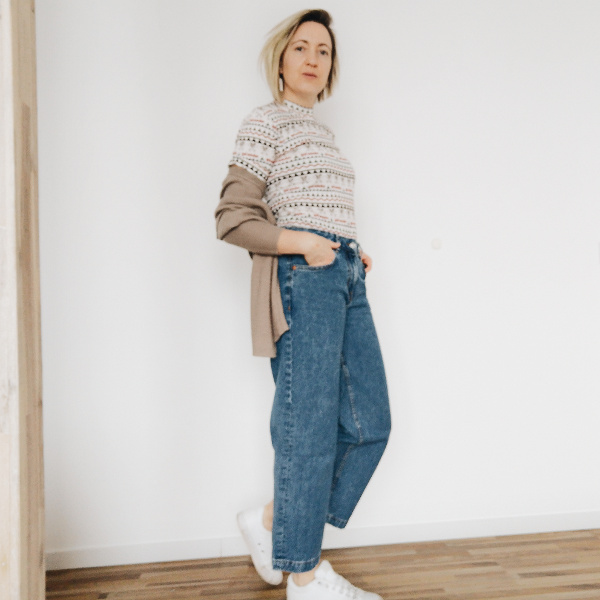 Weite Jeans mit engem Oberteil kombiniert