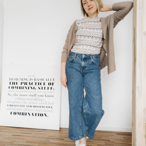 Weite Jeans mit Cardigan kombiniert