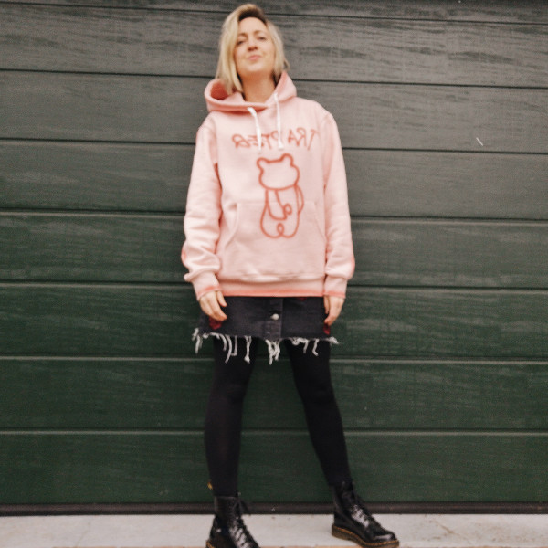 Oversize-Hoodie mit Jeansrock kombiniert