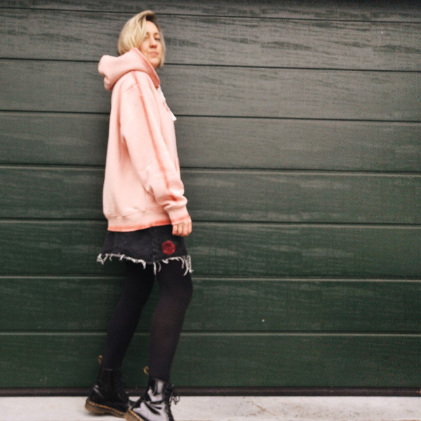 Oversized Hoodie mit Minirock seite