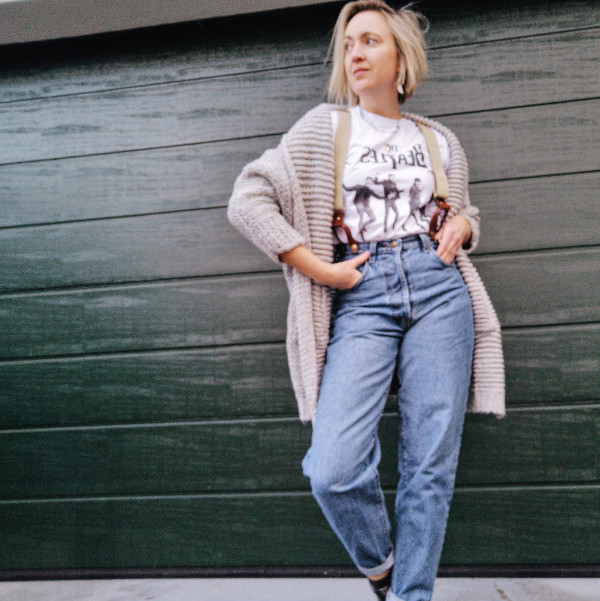 Outfit Mom Jeans mit Strickjacke