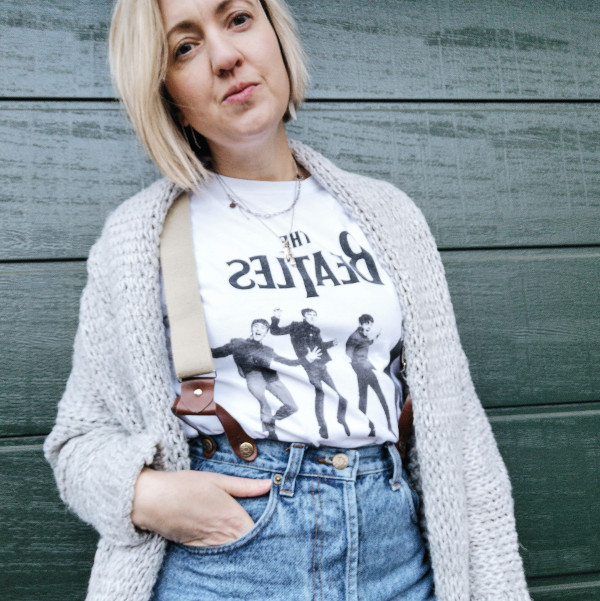 Mom Jeans mit Cardigan kombiniert