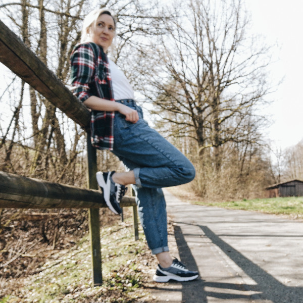 Rollingssoft Sneaker mit Mom-Jeans kombiniert