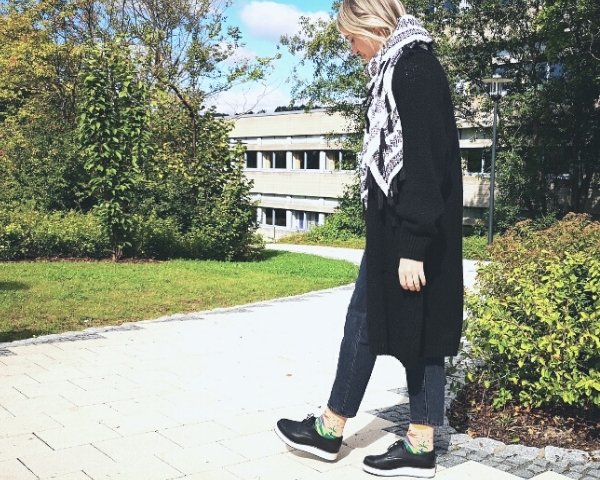 Winter Outfit mit Mom-Jeans und Fashion-Socken