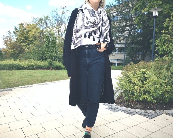 Mom Jeans Outfit im Winter mit Longcardigan