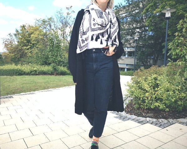Mom Jeans Outfit im Winter mit Longcardigan