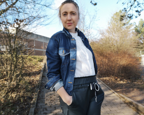 outfit-jeansjacke-mit-schwarzer-lederhose