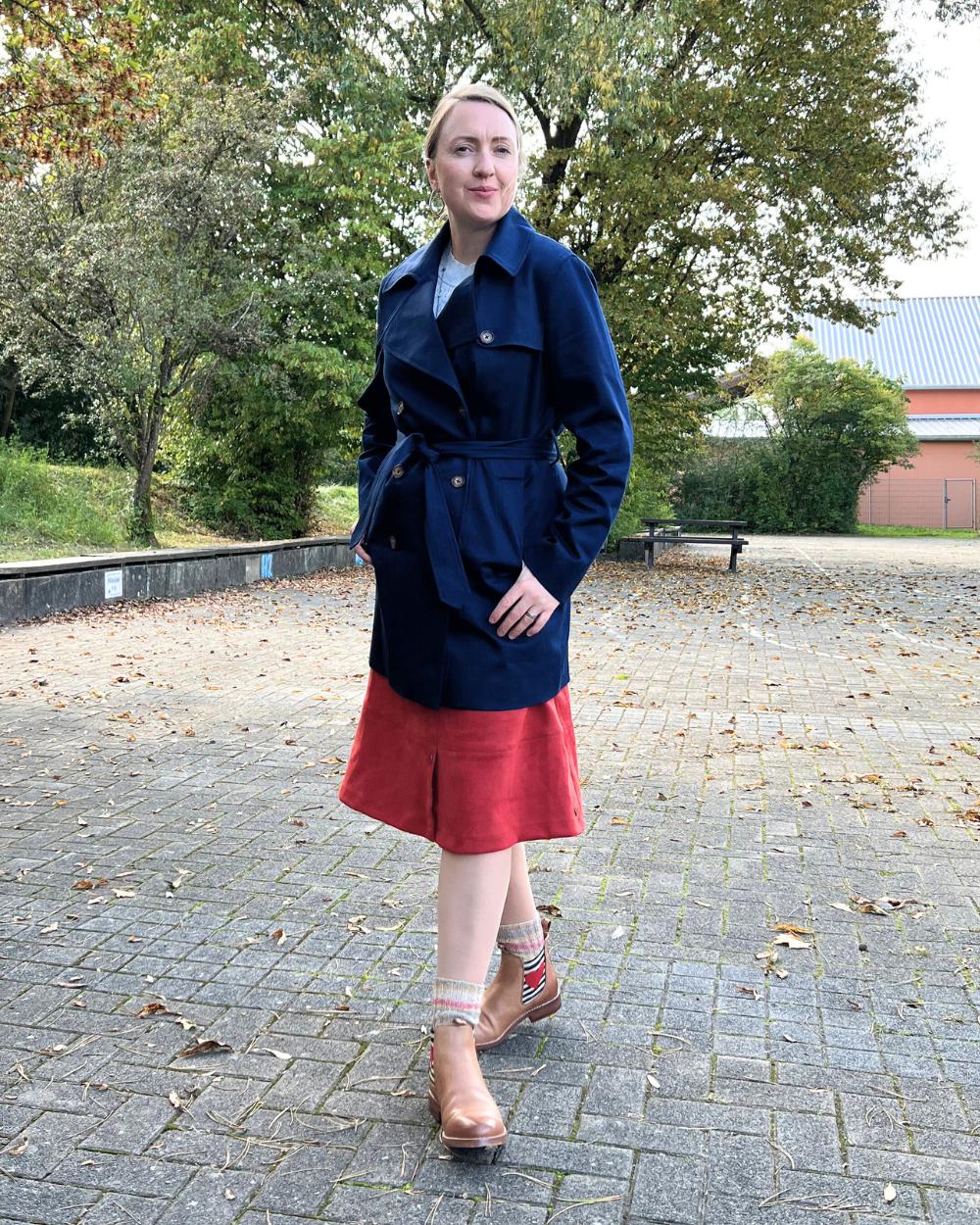 trenchcoat-mit-gürtel-stiefel