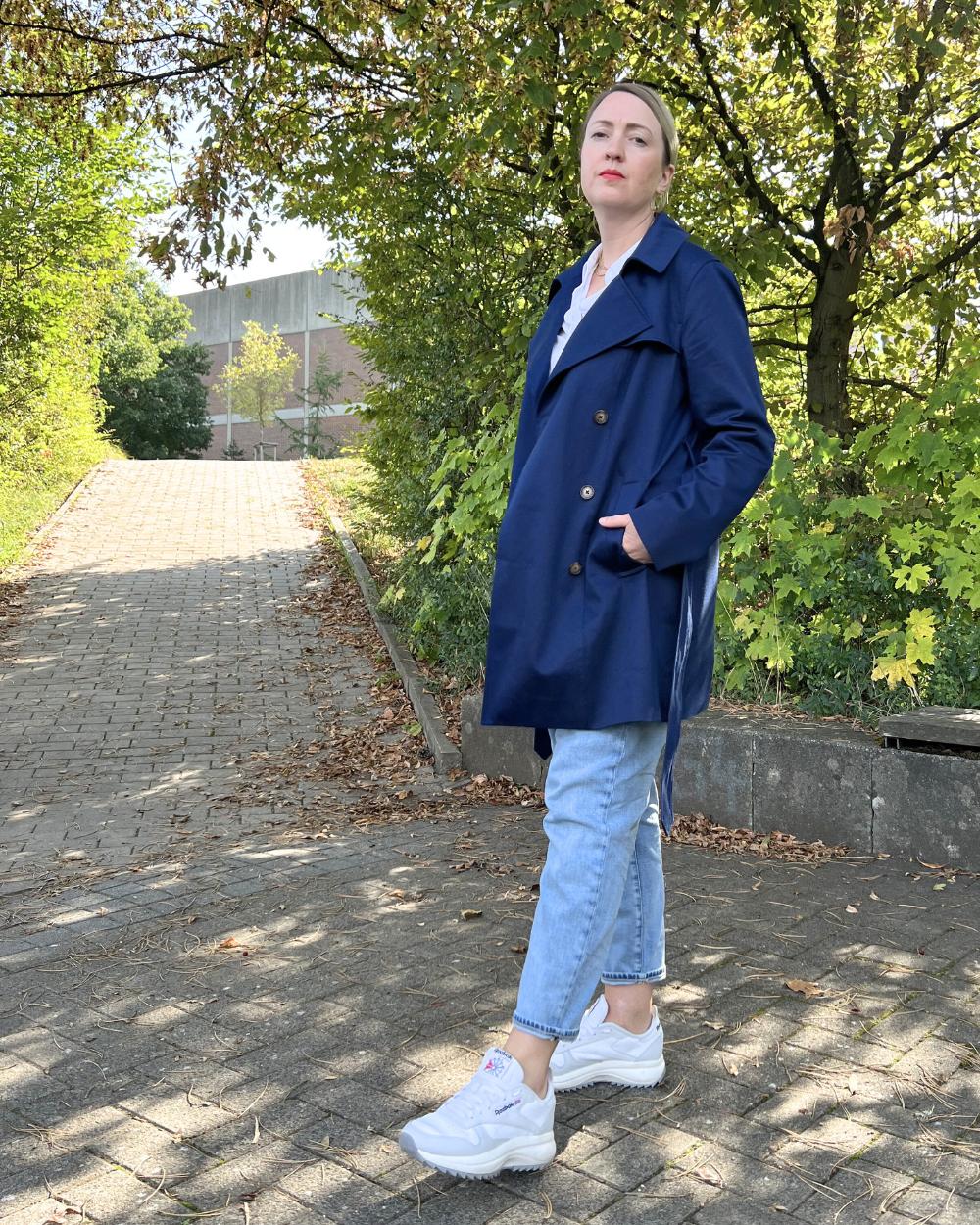 trenchcoat-outfit-jeans-sneaker